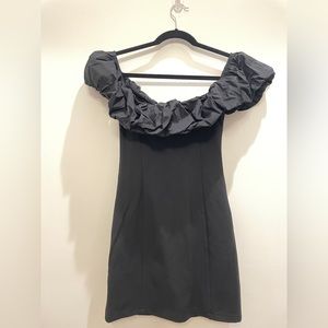 Off-shoulder dress with ruffled collar